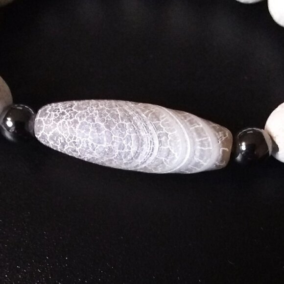 White Lava Rock & Frosted Dragonvein Agate ~ Winter Holiday Jewelry! Small Wrist - Picture 4 of 8